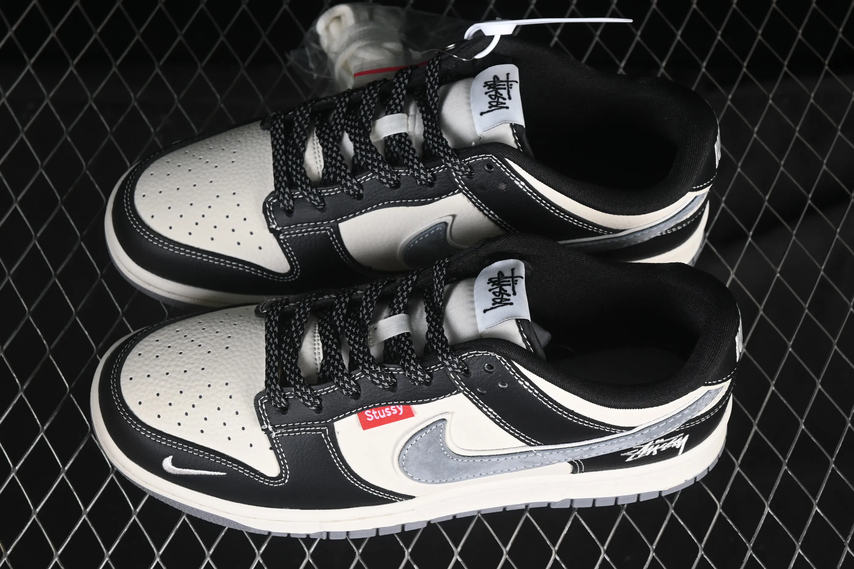 All categories Nk SB Dunk Series Nk SB Dunk Low High-end customized low-top sneakers Nike SB Dunk Low Stusi co-branded Black and White Panda Anniversary high-end customized low-top casual sneakers DN3168-003